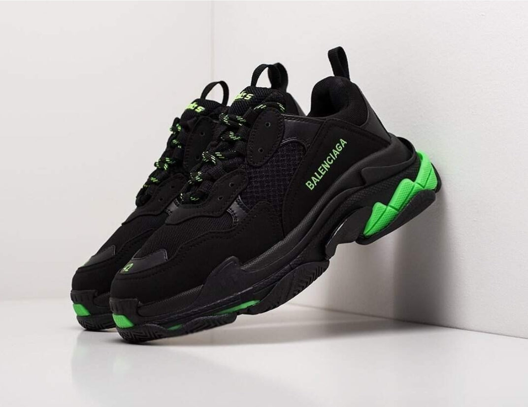 Les baskets Balenciaga Triple S incarnent un style emblématique et incontournable un luxe contemporain.
 leur design novateur. Le moins cher.