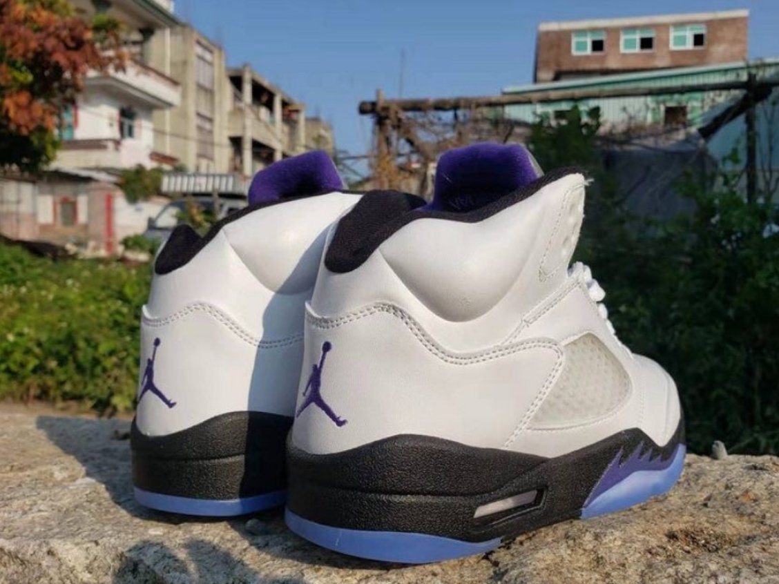 Les baskets Air Jordan 5 offrent un style audacieux et une performance exceptionnelle. leur design unique emblématique. Pas cher. Le moins cher. 