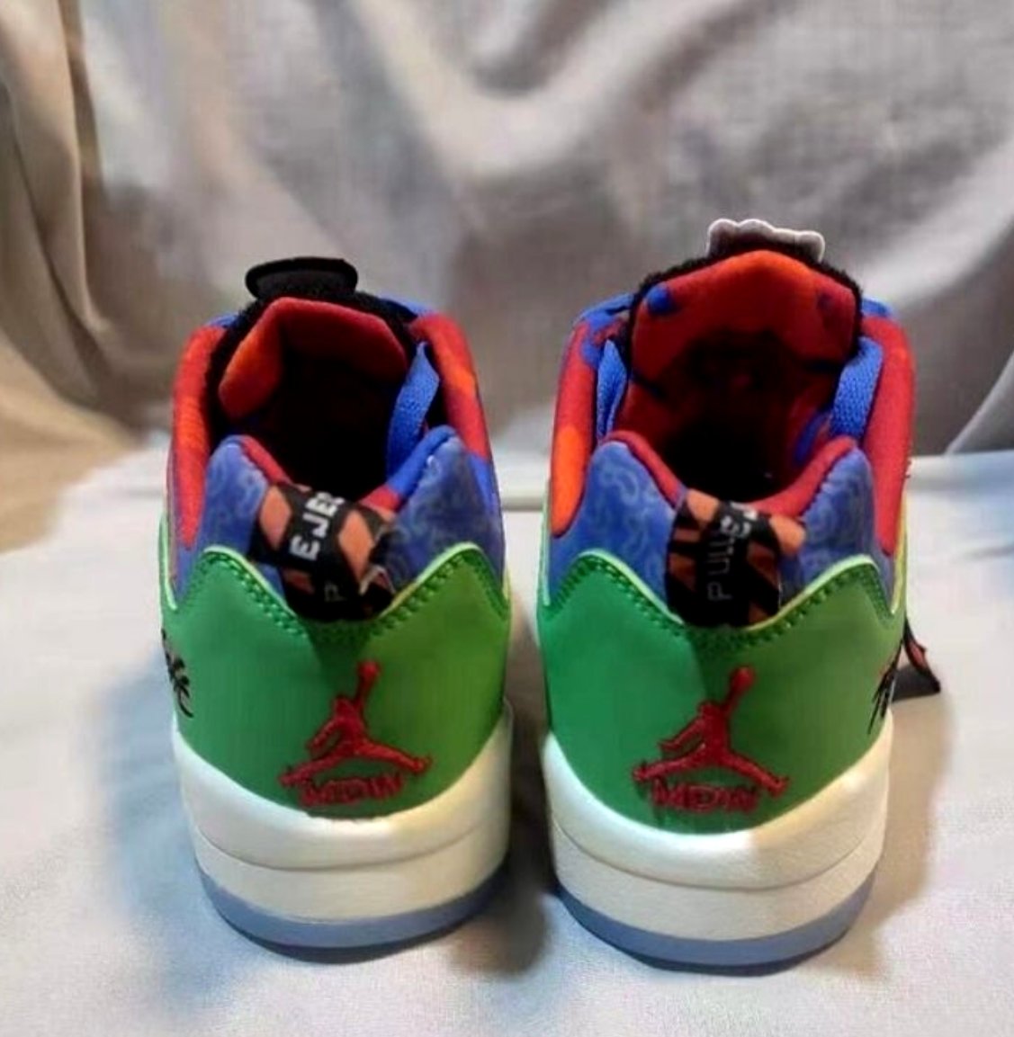 Les baskets Air Jordan 5 offrent un style audacieux et une performance exceptionnelle. leur design unique emblématique. Pas cher. Le moins cher. 