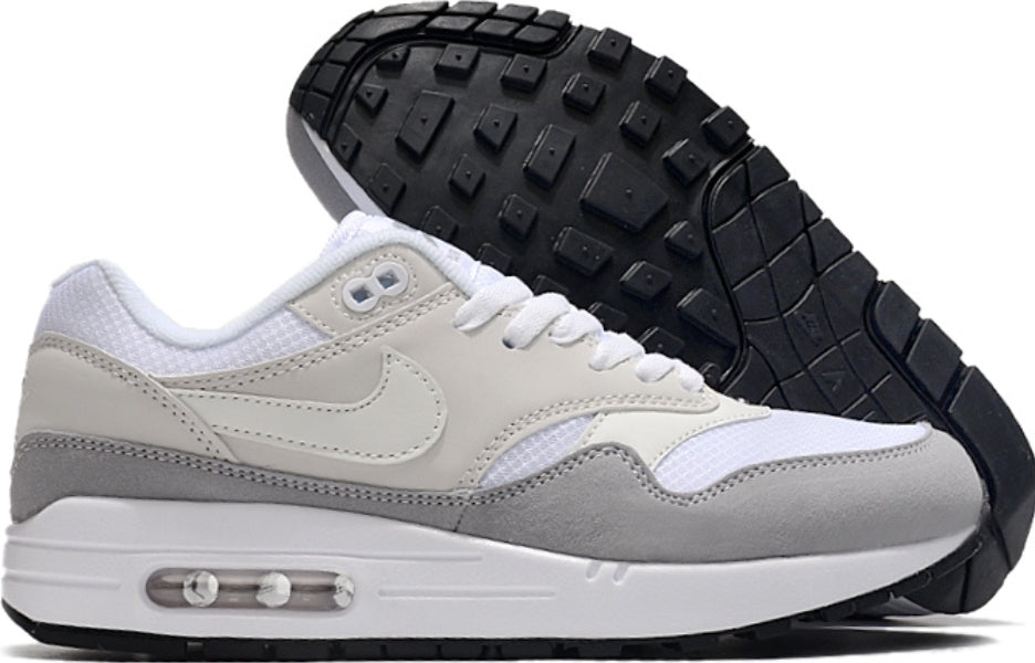 Les baskets Nike Air Max 1 sont iconiques pour leur style emblématique.retro incontournable pas cher. Le moins cher.exceptionnel 
