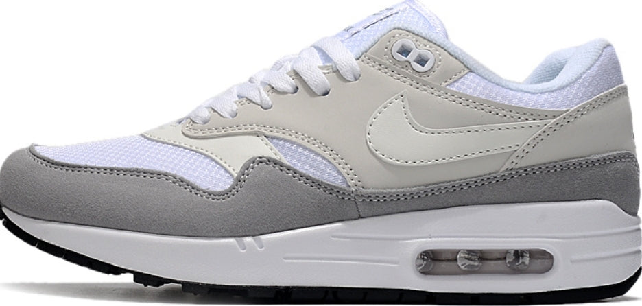 Les baskets Nike Air Max 1 sont iconiques pour leur style emblématique.retro incontournable pas cher. Le moins cher.exceptionnel 