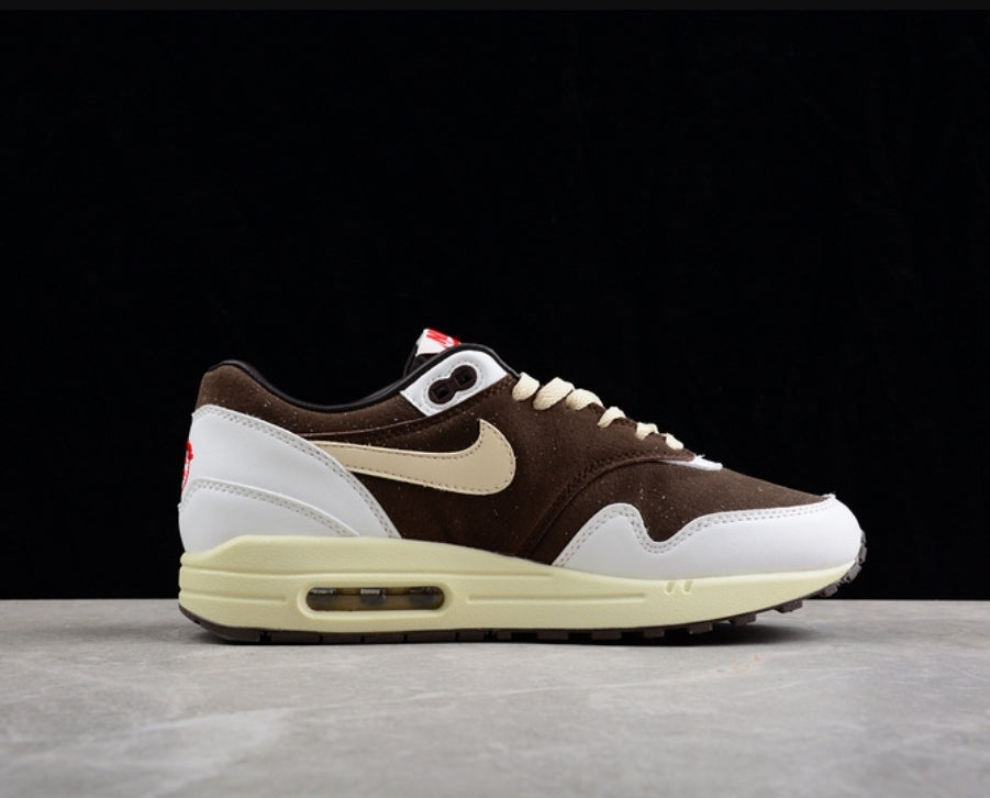 Les baskets Nike Air Max 1 sont iconiques pour leur style emblématique.retro incontournable pas cher. Le moins cher.exceptionnel 