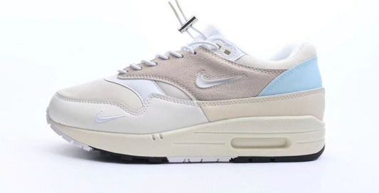 Les baskets Nike Air Max 1 sont iconiques pour leur style emblématique.retro incontournable pas cher. Le moins cher.exceptionnel 