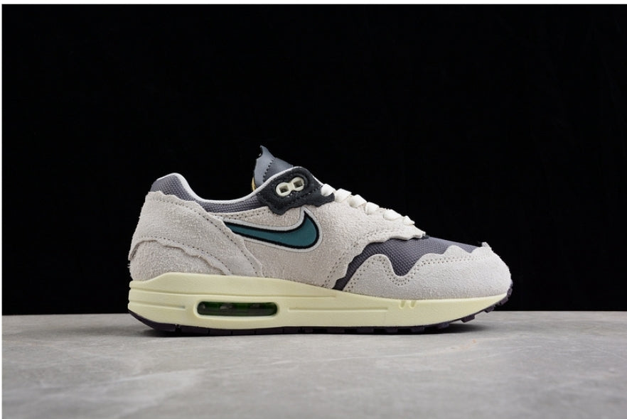 Les baskets Nike Air Max 1 sont iconiques pour leur style emblématique.retro incontournable pas cher. Le moins cher.exceptionnel 