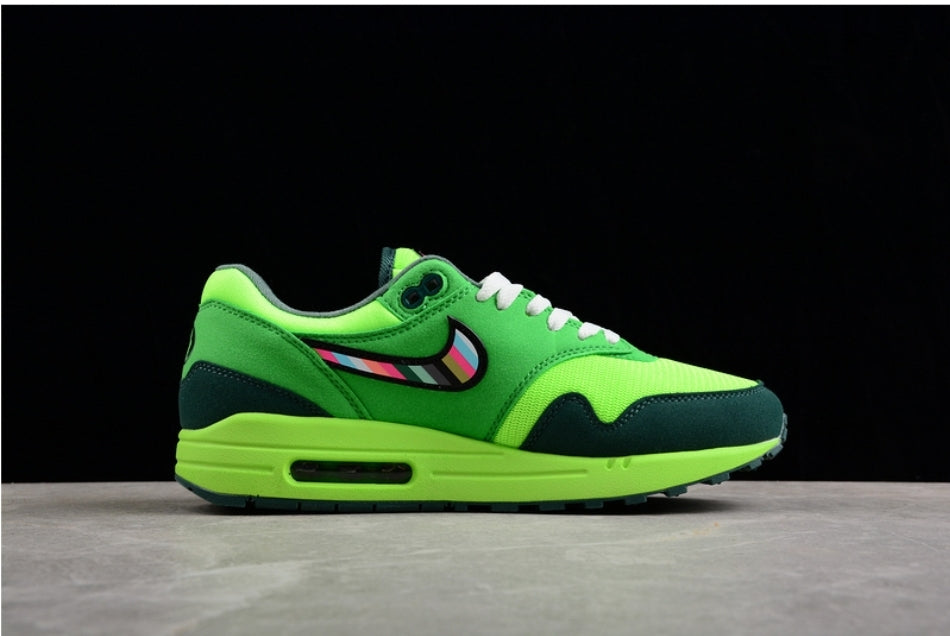 Les baskets Nike Air Max 1 sont iconiques pour leur style emblématique.retro incontournable pas cher. Le moins cher.exceptionnel 