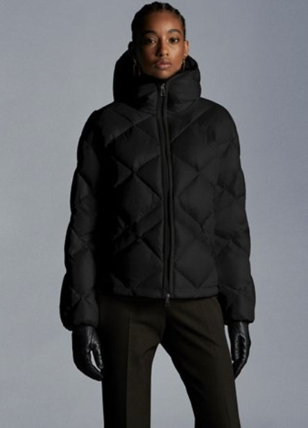 Les doudounes manteau Moncler Femme, ainsi que les Moncler Femme, incarnent un style et un raffinement incomparables.