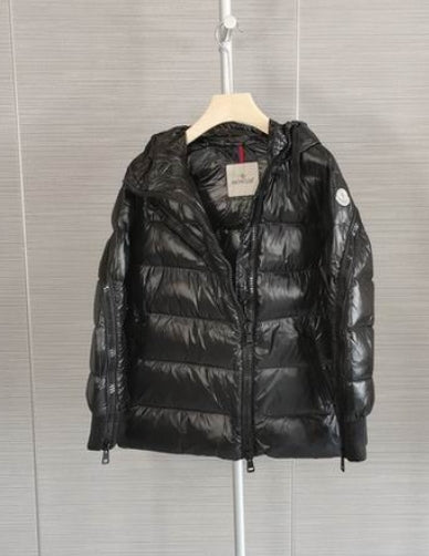 Les doudounes manteau Moncler Femme, ainsi que les Moncler Femme, incarnent un style et un raffinement incomparables.