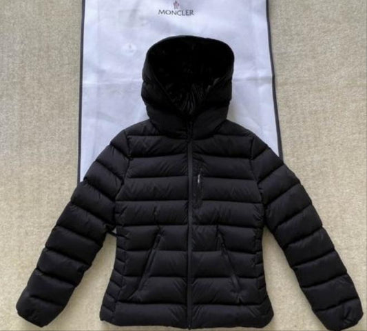 Les doudounes manteau Moncler Femme, ainsi que les Moncler Femme, incarnent un style et un raffinement incomparables.