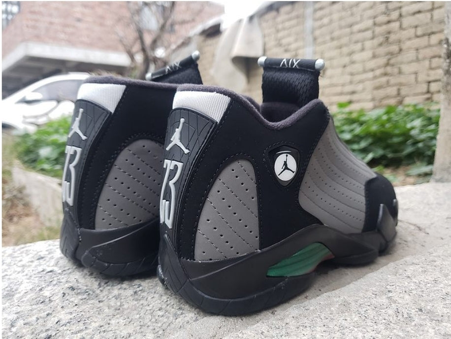 Les baskets Air Jordan 14 offrent un style emblématique et une performance exceptionnelle.

 design distinctif. Pas cher. Moins cher.