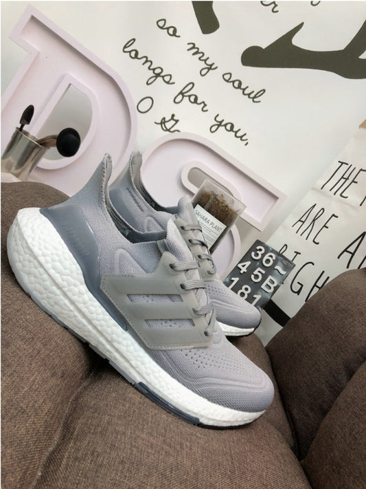Les baskets Adidas UltraBoost 21 allient performance révolutionnaire et style incomparable.incontournable exceptionnel inoubliable.