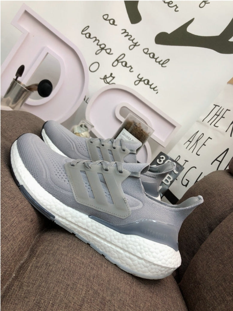 Les baskets Adidas UltraBoost 21 allient performance révolutionnaire et style incomparable.incontournable exceptionnel inoubliable.