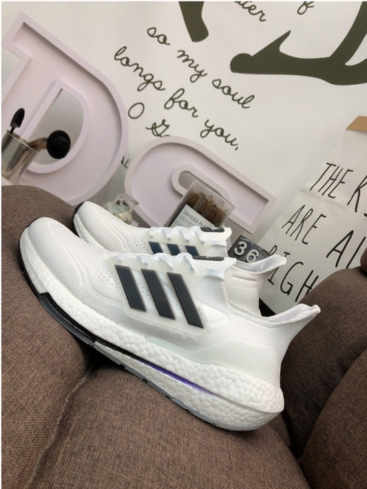 Les baskets Adidas UltraBoost 21 allient performance révolutionnaire et style incomparable.incontournable exceptionnel inoubliable.