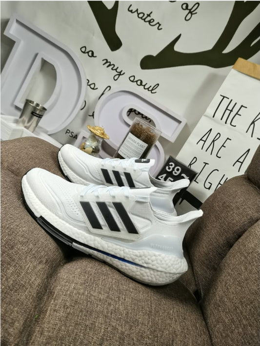Les baskets Adidas UltraBoost 21 allient performance révolutionnaire et style incomparable.incontournable exceptionnel inoubliable.