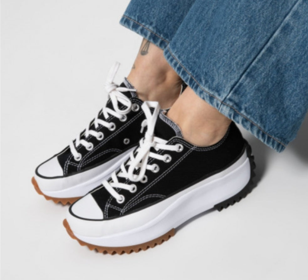 Les baskets Converse allient style intemporel et confort. Leur design emblématique avec la célèbre étoile et la  classique  choix incontournable