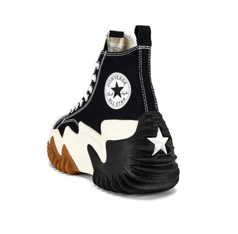 Les baskets Converse allient style intemporel et confort. Leur design emblématique avec la célèbre étoile et la silhouette classique en font un choix incontournable pour les amateurs de mode.