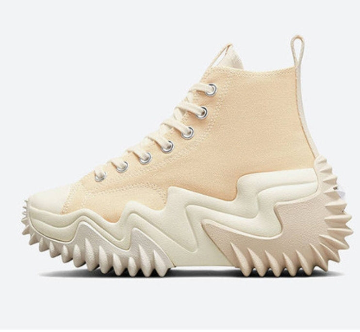 Les baskets Converse allient style intemporel et confort. Leur design emblématique avec la célèbre étoile et la silhouette classique en font un choix incontournable pour les amateurs de mode.