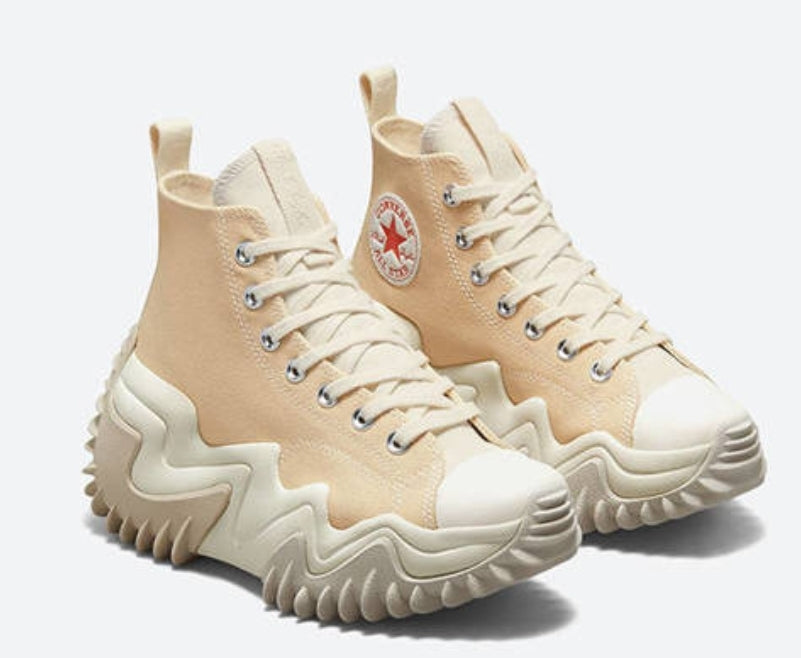 Les baskets Converse allient style intemporel et confort. Leur design emblématique avec la célèbre étoile et la silhouette classique en font un choix incontournable pour les amateurs de mode.