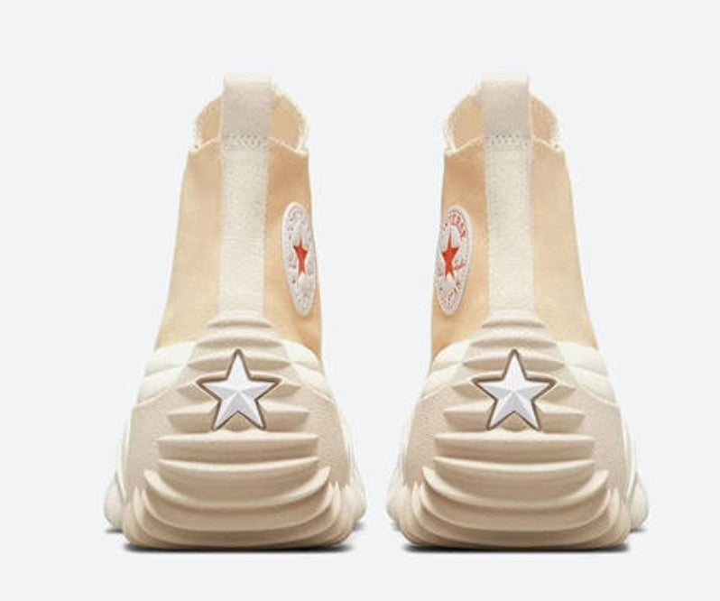Les baskets Converse allient style intemporel et confort. Leur design emblématique avec la célèbre étoile et la silhouette classique en font un choix incontournable pour les amateurs de mode.