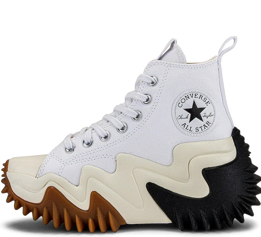 Les baskets Converse allient style intemporel et confort. Leur design emblématique avec la célèbre étoile et la silhouette classique en font un choix incontournable pour les amateurs de mode.