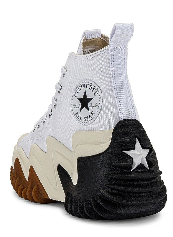 Les baskets Converse allient style intemporel et confort. Leur design emblématique avec la célèbre étoile et la silhouette classique en font un choix incontournable pour les amateurs de mode.