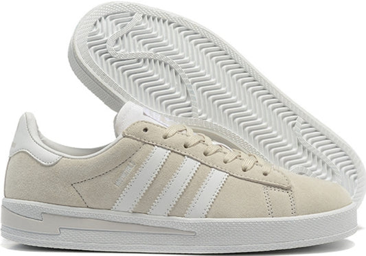 Les Adidas Campus INVINCIBLE Neighborhood Beige incarnent l'essence du style urbain et de la collaboration créative. 