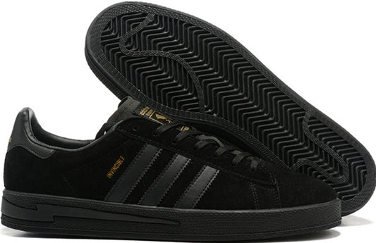 Les Baskets Adidas Campus INVINCIBLE Neighborhood Black Gold .se distingue par des détails subtils comme les surpiqûres contrastées.