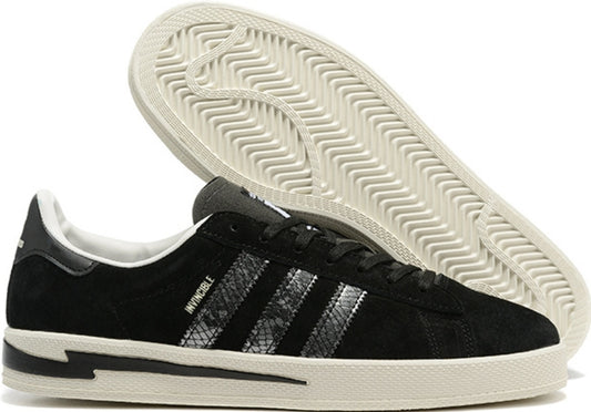 Le design des Baskets Adidas Campus INVINCIBLE Neighborhood black White se distingue par des détails subtils comme les surpiqûres contrastées et les perforations stratégiquement placées.