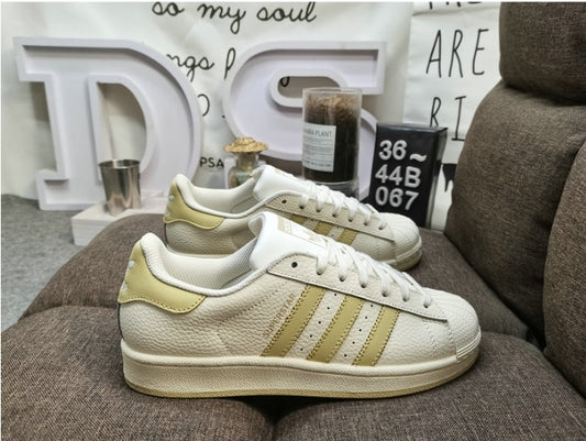 Les baskets Adidas Originals Superstar allient style rétro et confort moderne. Leur silhouette classique à bout et leur emblématique
