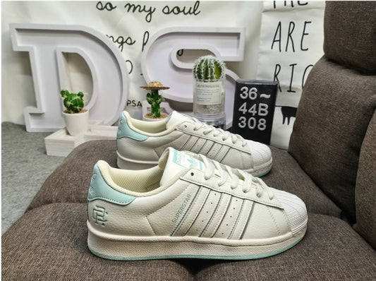 Les baskets Adidas Originals Superstar allient style rétro et confort moderne. Leur silhouette classique à bout et leur emblématique.