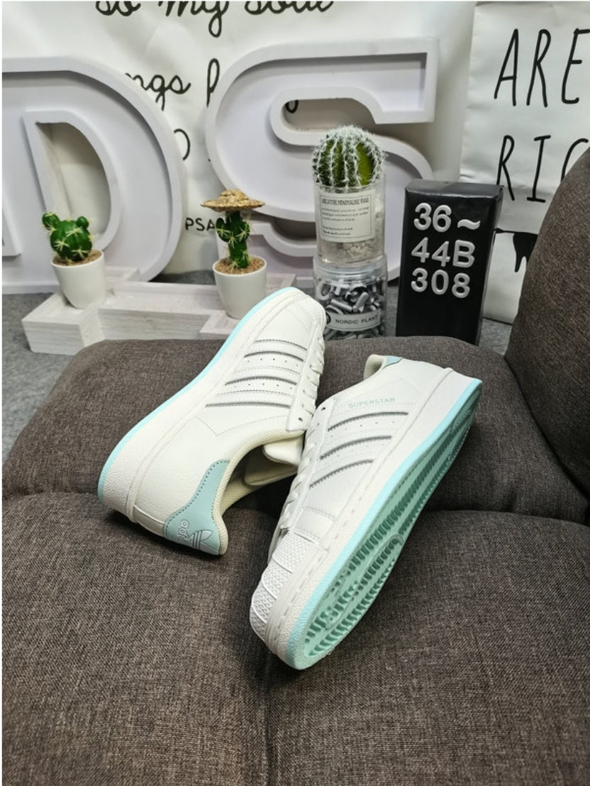 Les baskets Adidas Originals Superstar allient style rétro et confort moderne. Leur silhouette classique à bout et leur emblématique.