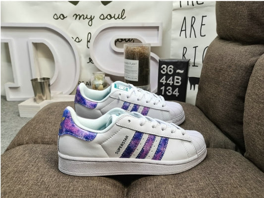 Les baskets Adidas Originals Superstar allient style rétro et confort moderne. Leur silhouette classique à bout et leur emblématique.
