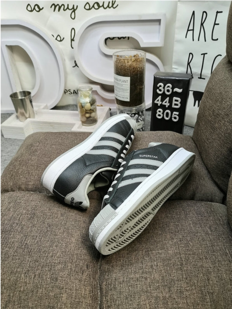 Les baskets Adidas Originals Superstar allient style rétro et confort moderne. Leur silhouette classique à bout et leur emblématique.
