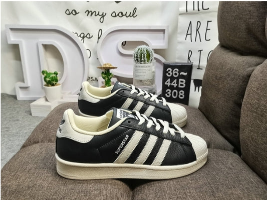Les baskets Adidas Originals Superstar allient style rétro et confort moderne. Leur silhouette classique à bout et leur emblématique.