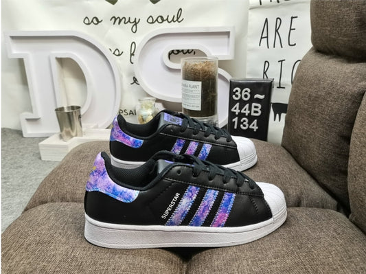 Les baskets Adidas Originals Superstar allient style rétro et confort moderne. Leur silhouette classique à bout et leur emblématique.