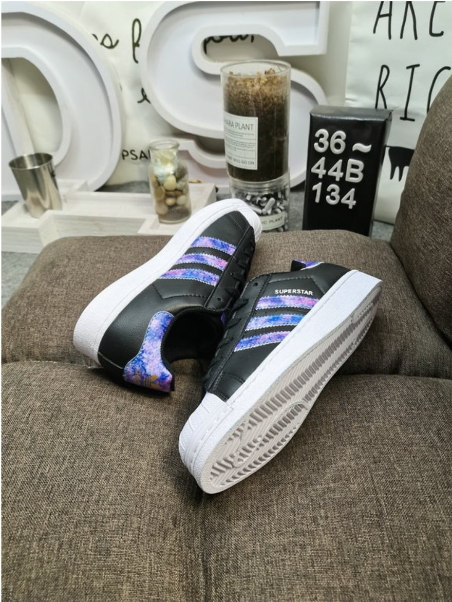 Les baskets Adidas Originals Superstar allient style rétro et confort moderne. Leur silhouette classique à bout et leur emblématique.