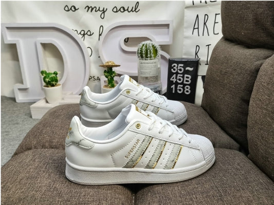 Les baskets Adidas Originals Superstar allient style rétro et confort moderne. Leur silhouette classique à bout et leur emblématique.