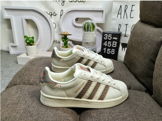 Les baskets Adidas Originals Superstar allient style rétro et confort moderne. Leur silhouette classique à bout et leur emblématique.