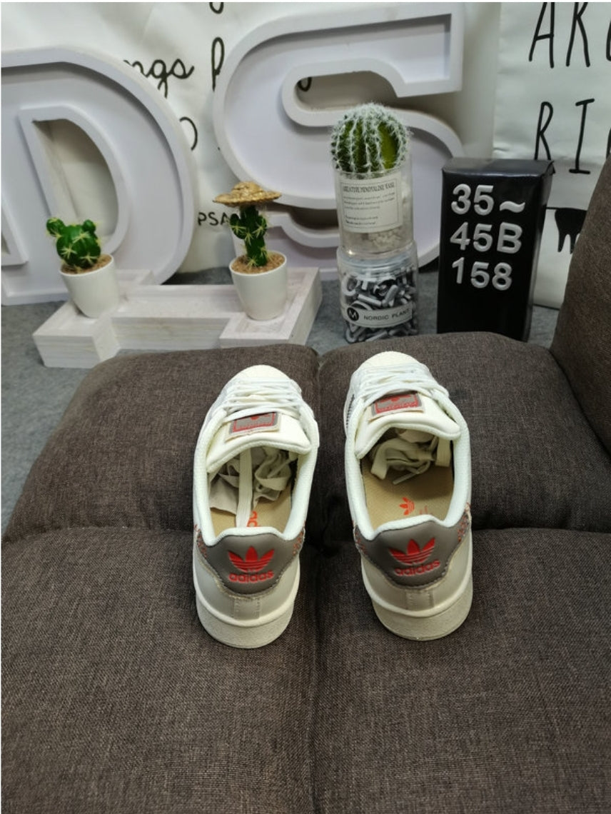 Les baskets Adidas Originals Superstar allient style rétro et confort moderne. Leur silhouette classique à bout et leur emblématique.