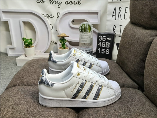 Les baskets Adidas Originals Superstar allient style rétro et confort moderne. Leur silhouette classique à bout et leur emblématique.