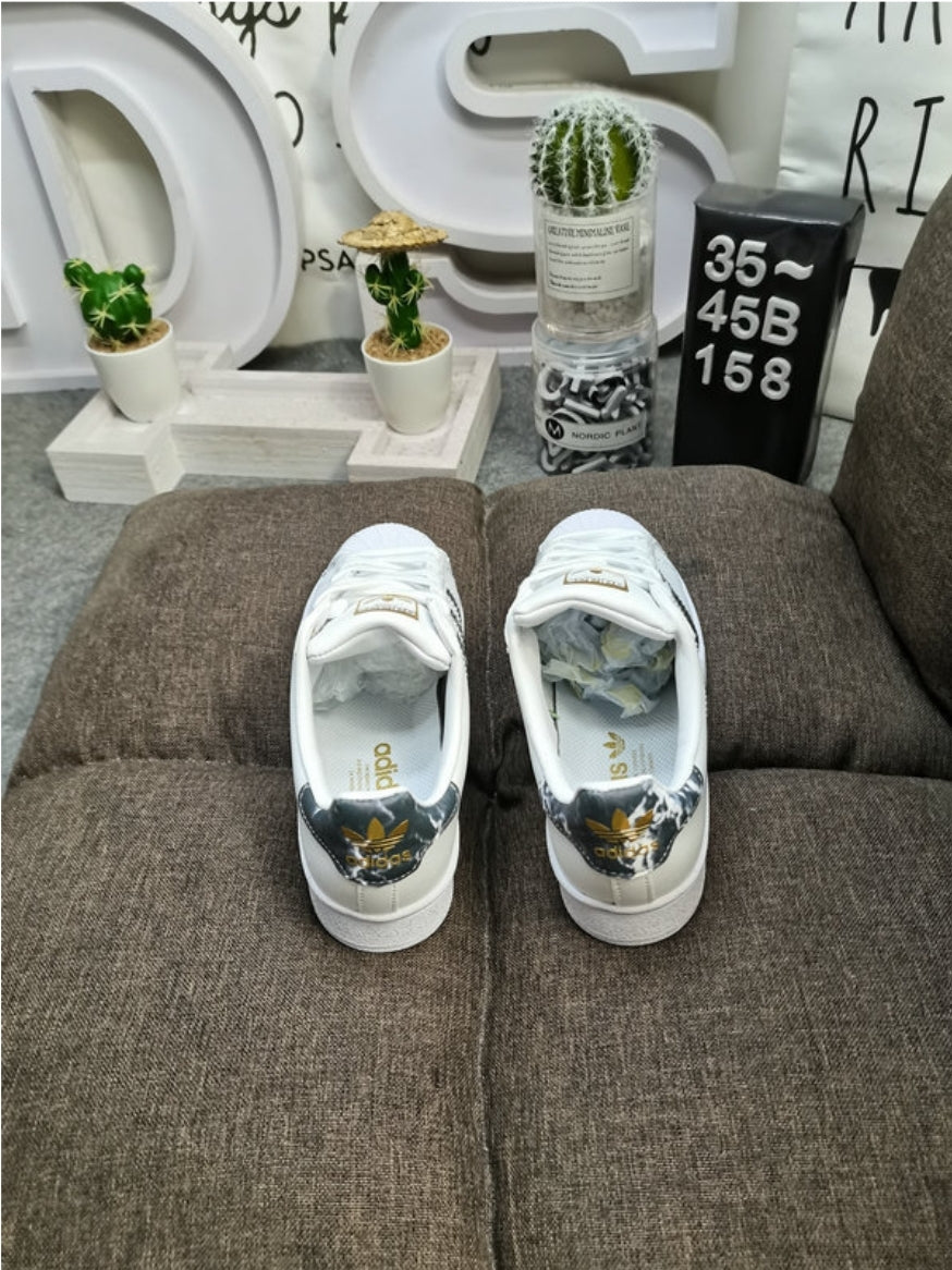Les baskets Adidas Originals Superstar allient style rétro et confort moderne. Leur silhouette classique à bout et leur emblématique.