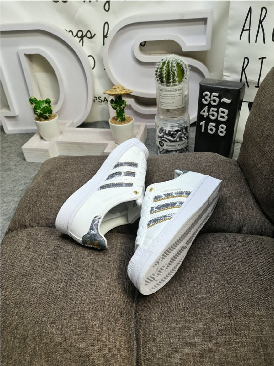 Les baskets Adidas Originals Superstar allient style rétro et confort moderne. Leur silhouette classique à bout et leur emblématique.