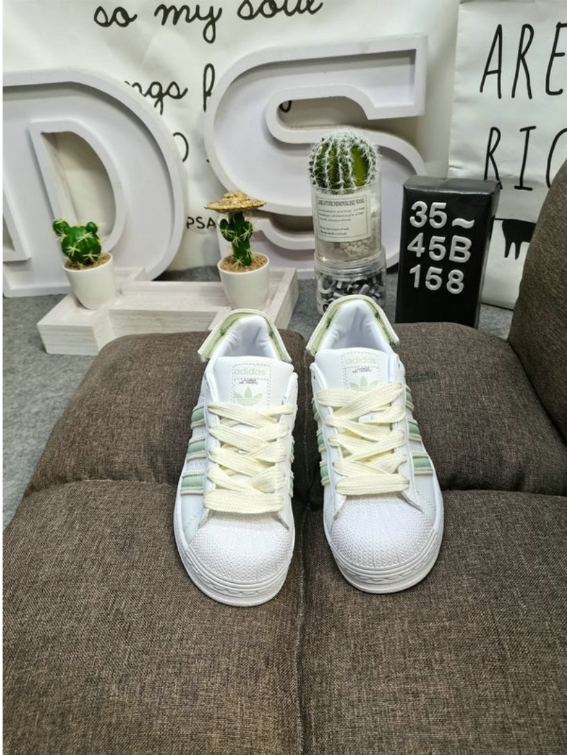 Les baskets Adidas Originals Superstar allient style rétro et confort moderne. Leur silhouette classique à bout et leur emblématique.