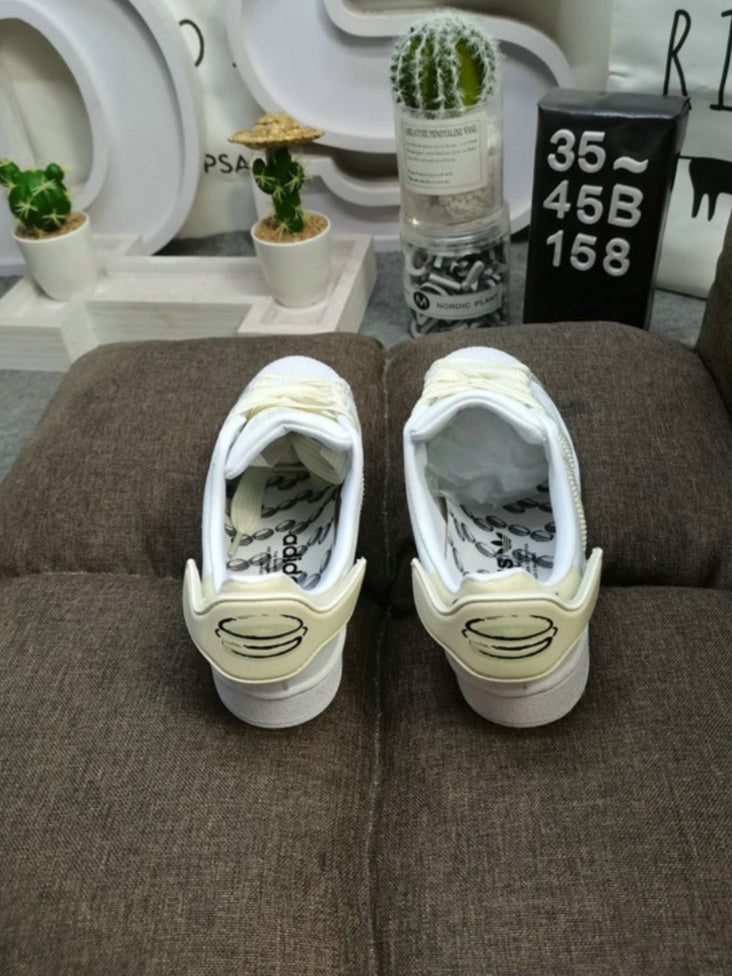 Les baskets Adidas Originals Superstar allient style rétro et confort moderne. Leur silhouette classique à bout et leur emblématique.
