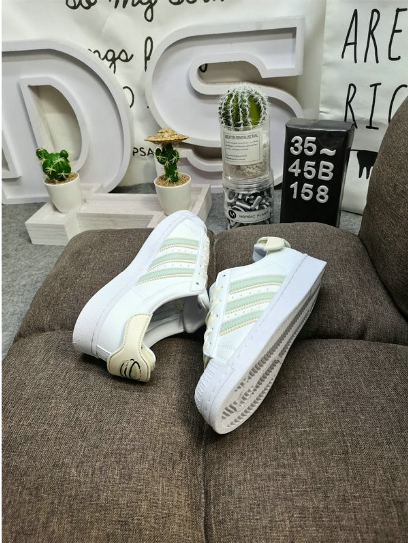 Les baskets Adidas Originals Superstar allient style rétro et confort moderne. Leur silhouette classique à bout et leur emblématique.