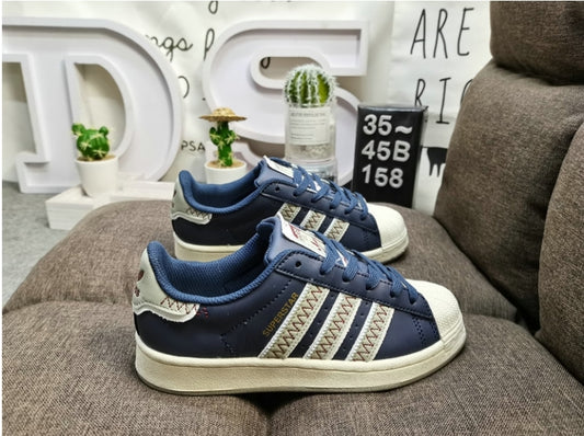Les baskets Adidas Originals Superstar allient style rétro et confort moderne. Leur silhouette classique à bout et leur emblématique.