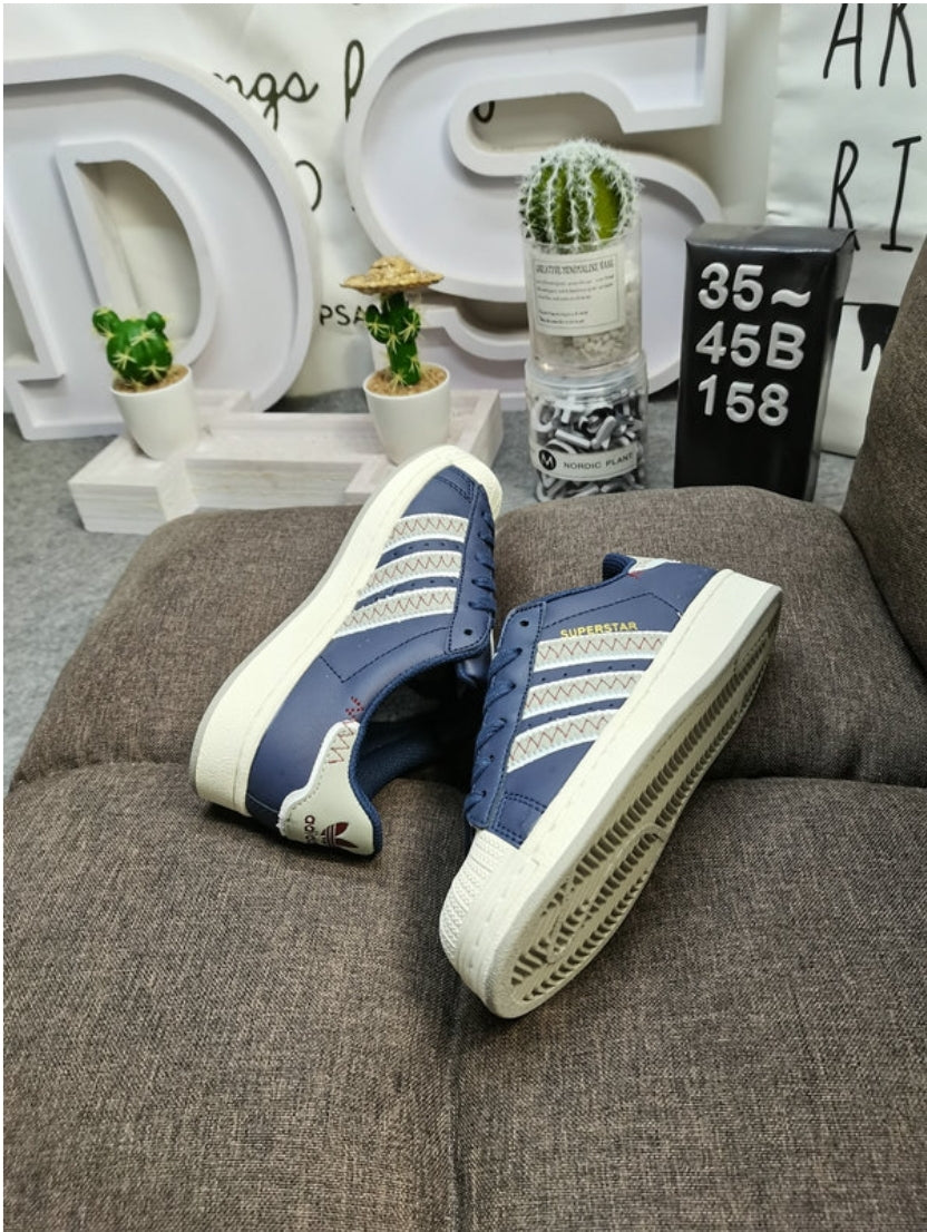 Les baskets Adidas Originals Superstar allient style rétro et confort moderne. Leur silhouette classique à bout et leur emblématique.