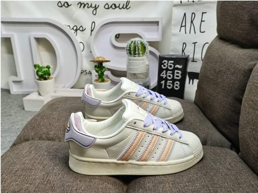 Les baskets Adidas Originals Superstar allient style rétro et confort moderne. Leur silhouette classique à bout et leur emblématique.