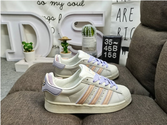 Les baskets Adidas Originals Superstar allient style rétro et confort moderne. Leur silhouette classique à bout et leur emblématique.
