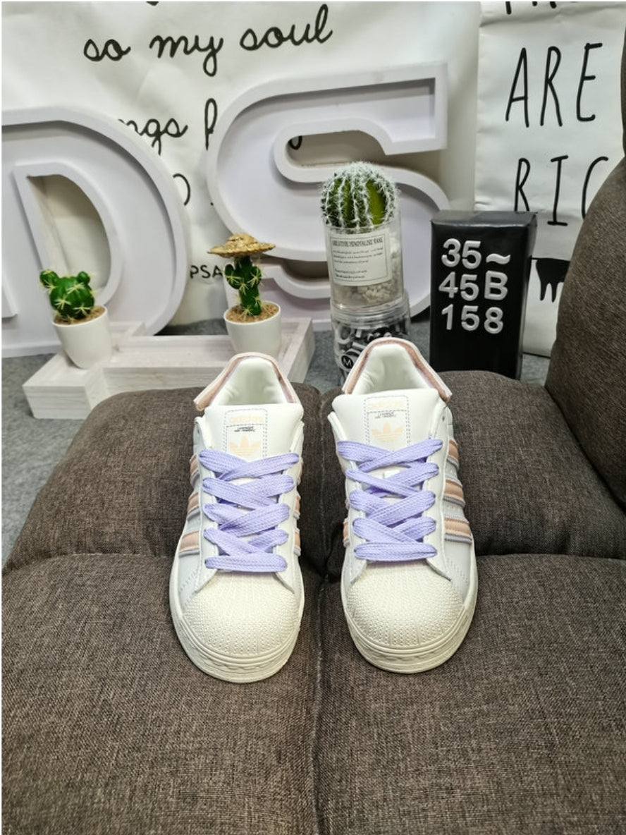 Les baskets Adidas Originals Superstar allient style rétro et confort moderne. Leur silhouette classique à bout et leur emblématique.