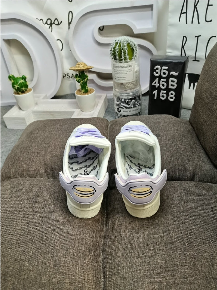 Les baskets Adidas Originals Superstar allient style rétro et confort moderne. Leur silhouette classique à bout et leur emblématique.